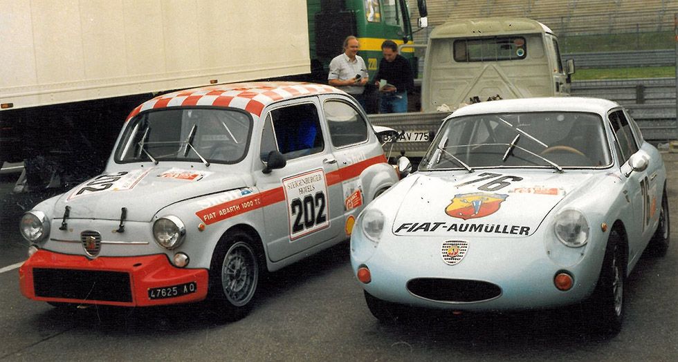 Die Aumüller-Abarths im Fahrerlager 